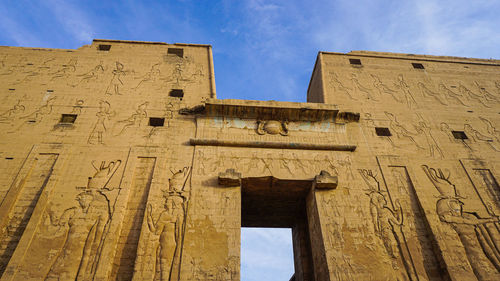 Entrance gate of edfu temple of horus majestic landmark with ancient hierogyphic and paint 
