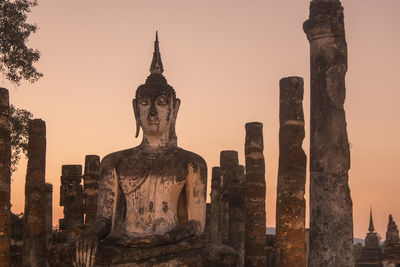 Statue of historic building against sky