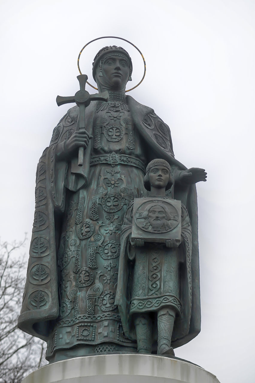 LOW ANGLE VIEW OF STATUE AGAINST THE SKY