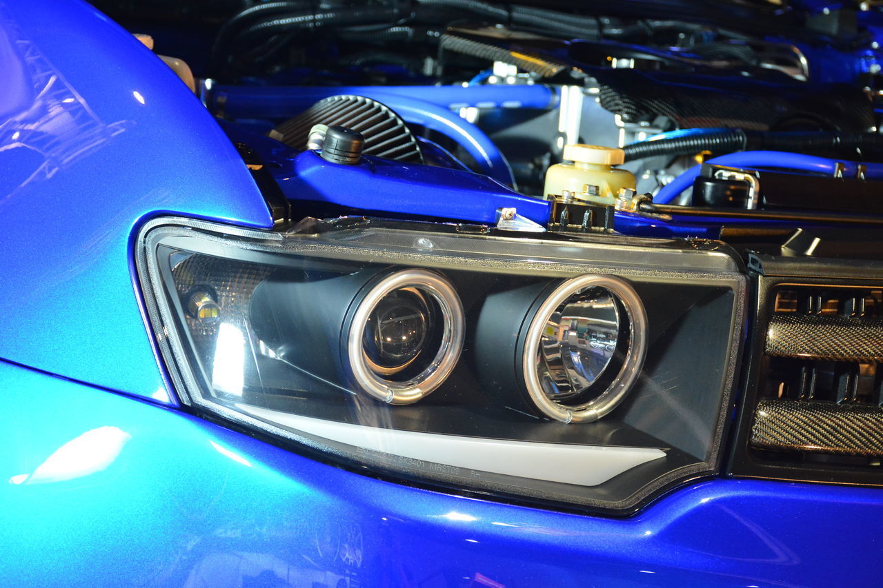 CLOSE-UP OF VINTAGE CAR IN BLUE MACHINE