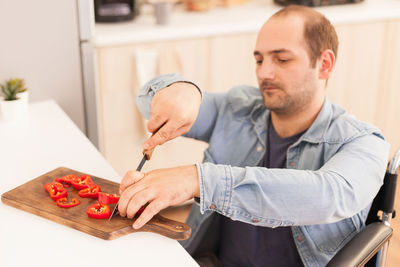 Man cutting peppers at home