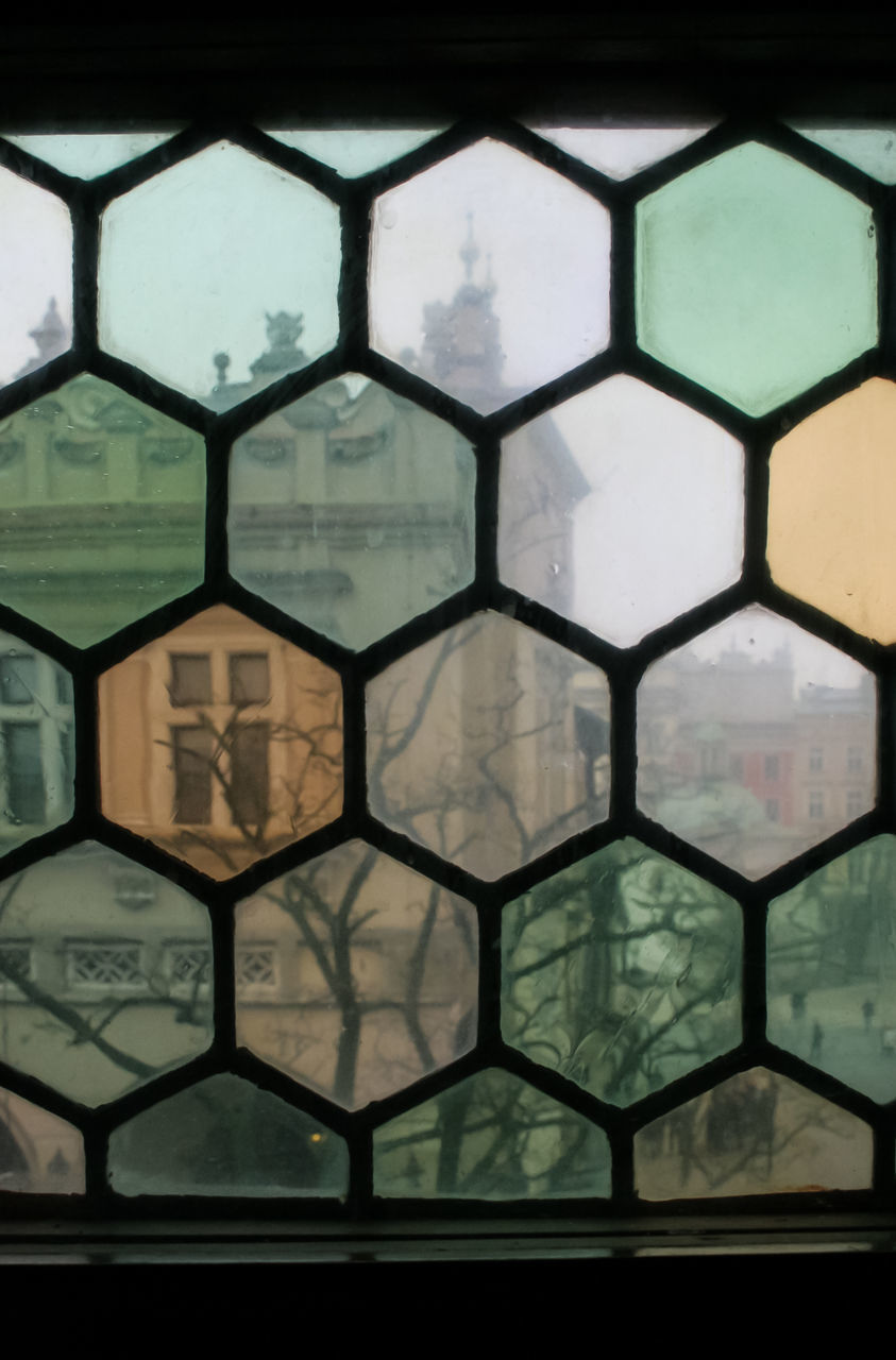 FULL FRAME SHOT OF PATTERNED GLASS WINDOW