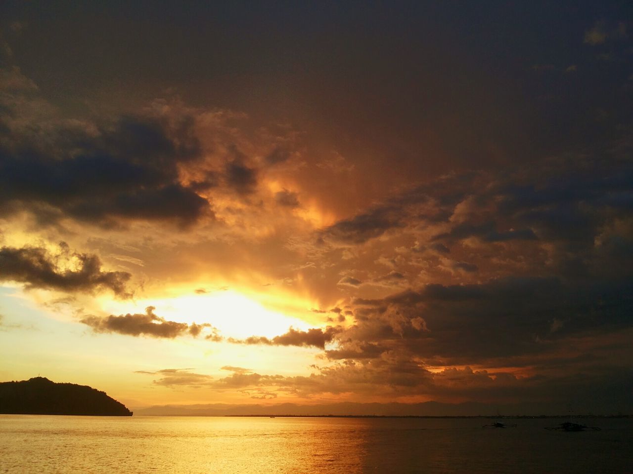 sea, sunset, scenics, sky, tranquil scene, water, beauty in nature, horizon over water, tranquility, cloud - sky, idyllic, nature, orange color, cloud, waterfront, sun, cloudy, dramatic sky, silhouette, majestic