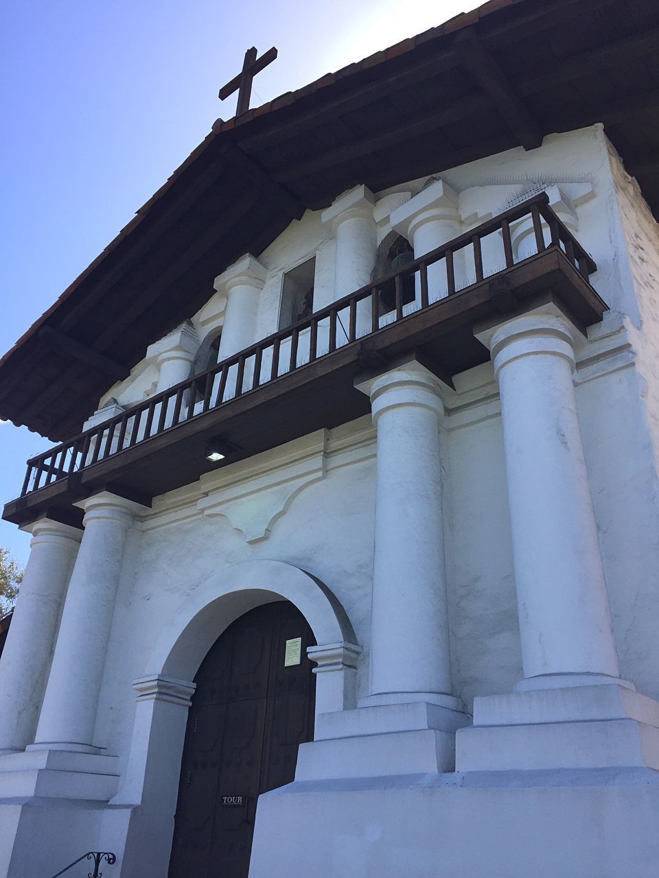 LOW ANGLE VIEW OF HISTORIC BUILDING AGAINST SKY