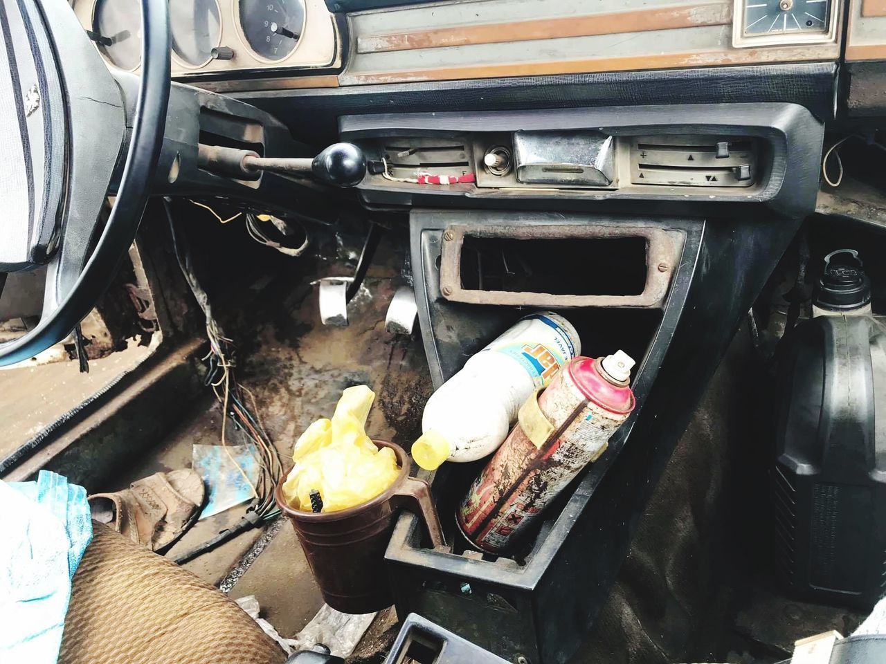 HIGH ANGLE VIEW OF OLD VINTAGE CAR ON METAL