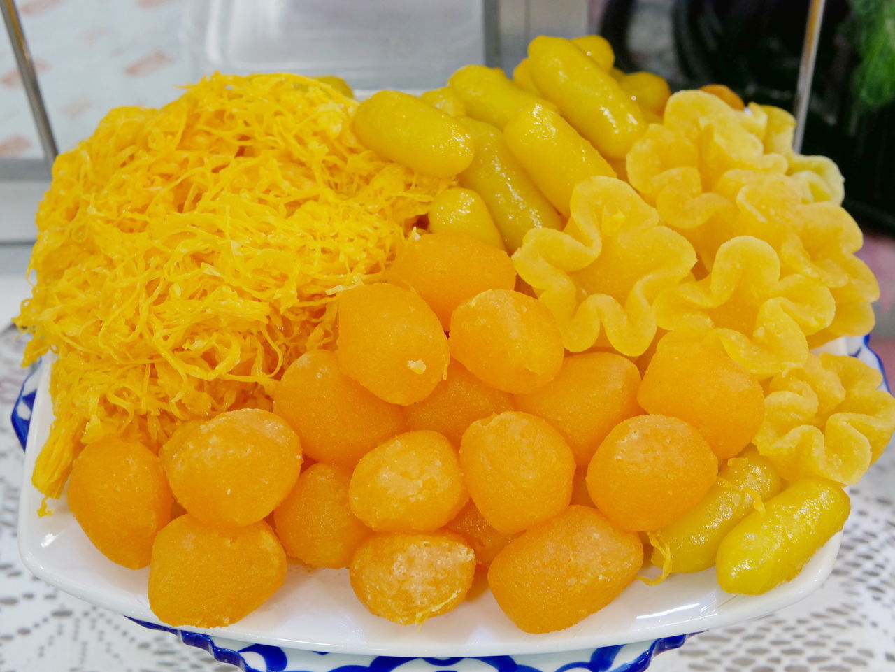 HIGH ANGLE VIEW OF FRUITS IN PLATE