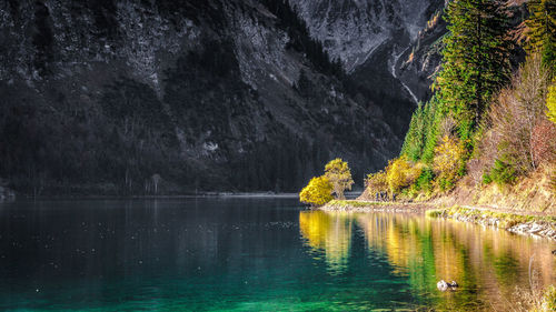 Scenic view of lake vilsalpsee in tannheim valley / tyrol against mountain