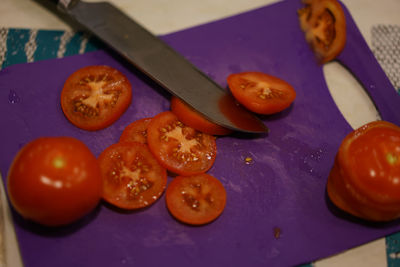 Close-up of sliced tomatoes on cutting board