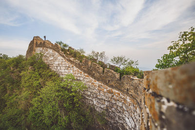 Low angle view of great wall against sky