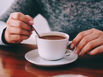 Close-up of hand holding coffee cup