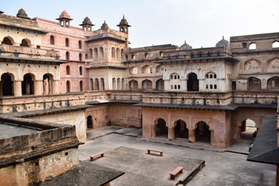 Beautiful view of orchha palace fort, raja mahal and chaturbhuj temple from jahangir mahal, orchha