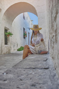 Young tourists exploring the santa catalina monastery, convento de santa catalina, arequipa, peru