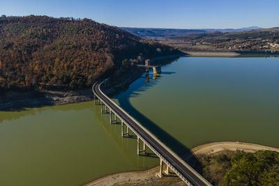 Aerial view of vehicles driving on the highway along corbara lake