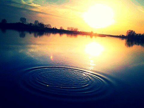 water, sunset, reflection, sun, scenics, tranquil scene, tranquility, beauty in nature, sunlight, waterfront, lake, sky, nature, idyllic, rippled, sunbeam, orange color, lens flare, outdoors, no people