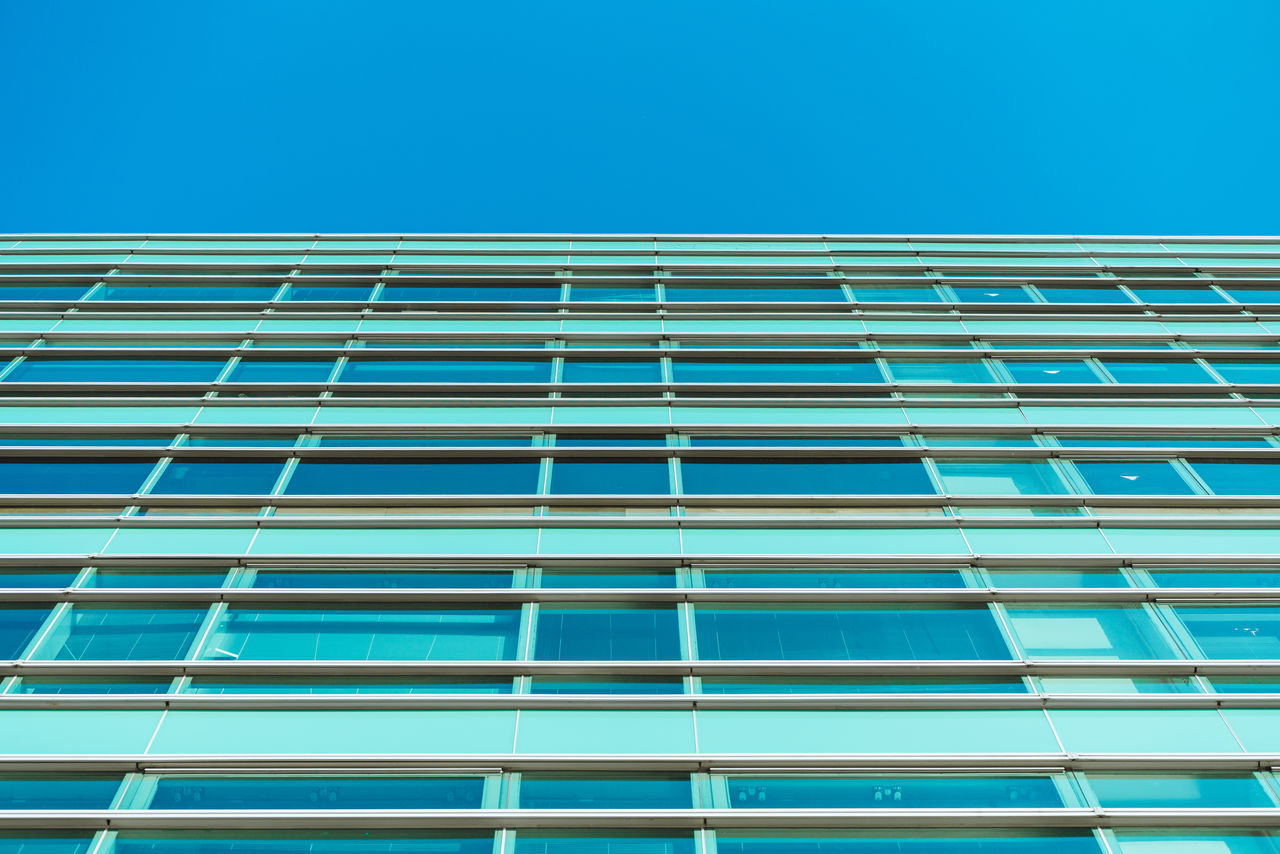 LOW ANGLE VIEW OF MODERN BUILDING AGAINST BLUE SKY