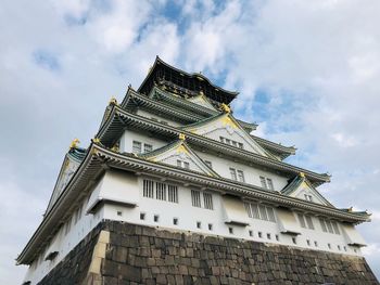 Low angle view of osaka castle against cloudy sky