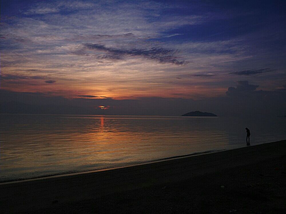 sunset, water, silhouette, sea, sky, scenics, tranquil scene, beach, beauty in nature, tranquility, shore, cloud - sky, nature, idyllic, orange color, reflection, horizon over water, dusk, cloud, lake