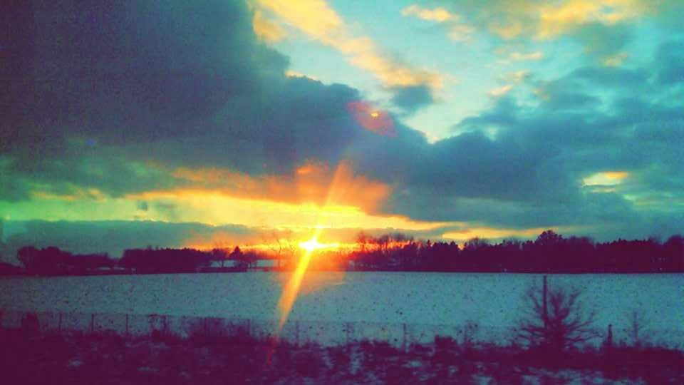 sunset, sky, tranquil scene, cloud - sky, scenics, beauty in nature, tranquility, sun, nature, silhouette, landscape, tree, idyllic, orange color, cloud, sunlight, cloudy, field, sunbeam, dramatic sky