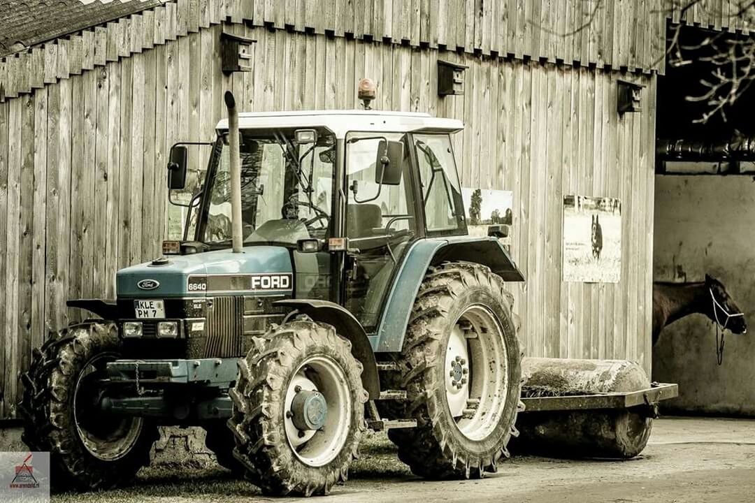 transportation, mode of transport, land vehicle, stationary, building exterior, built structure, old, architecture, abandoned, old-fashioned, parked, parking, car, obsolete, day, no people, street, wall - building feature, outdoors, run-down