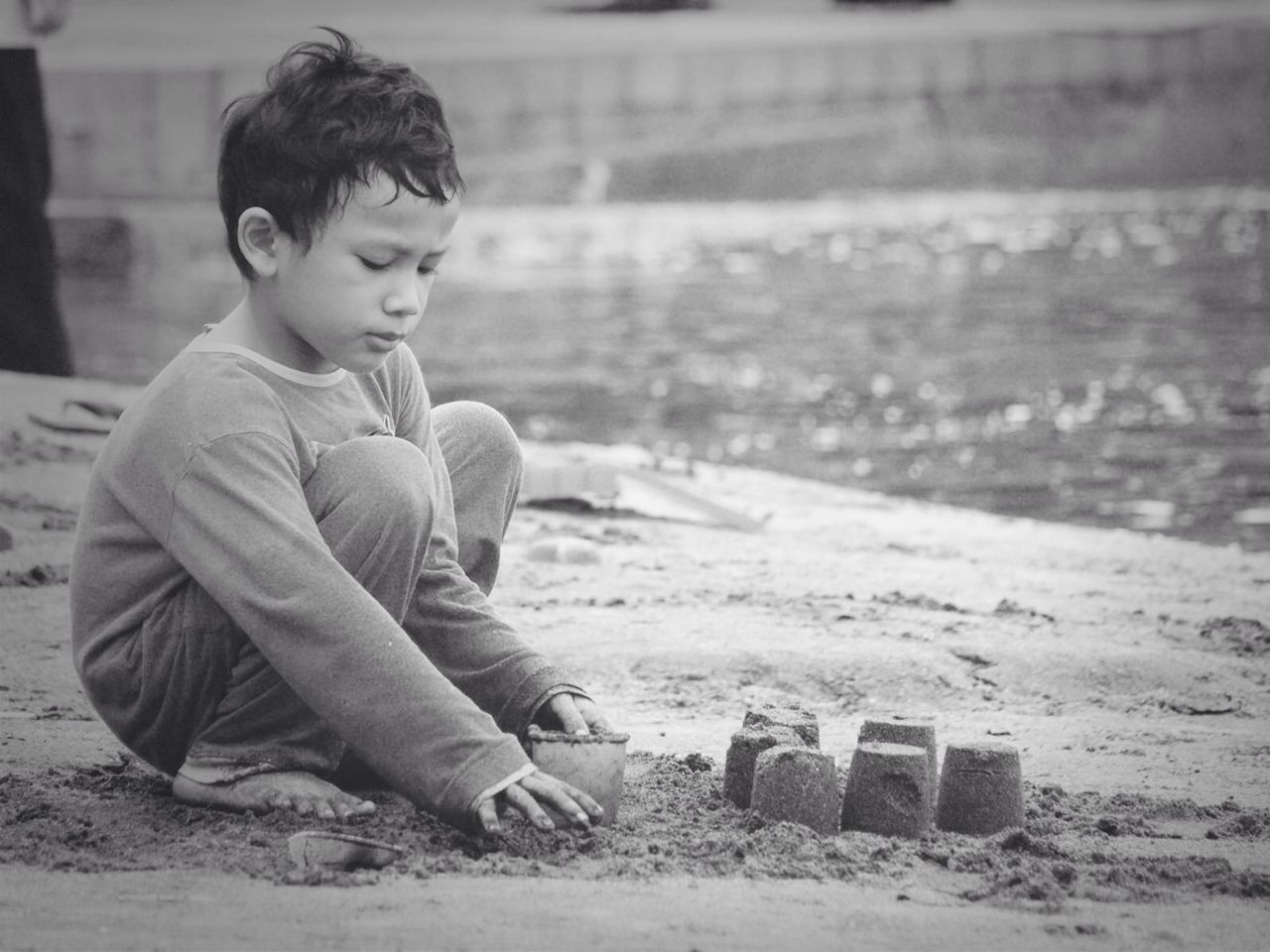 childhood, person, casual clothing, lifestyles, leisure activity, elementary age, focus on foreground, full length, sitting, boys, beach, innocence, girls, side view, water, day, playing, sand