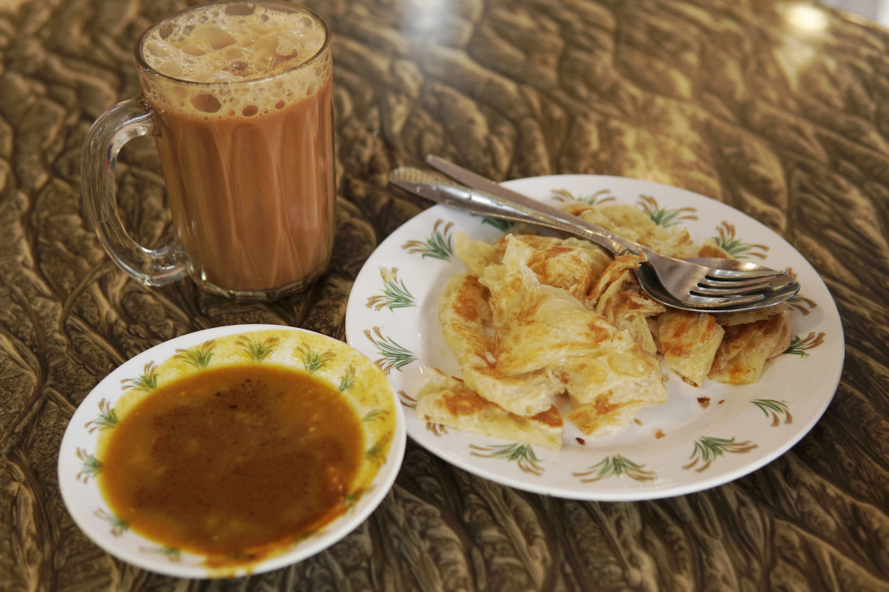 HIGH ANGLE VIEW OF DRINK IN PLATE ON TABLE