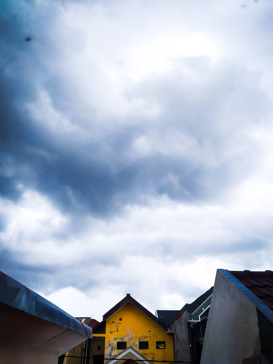 LOW ANGLE VIEW OF RESIDENTIAL BUILDINGS AGAINST SKY