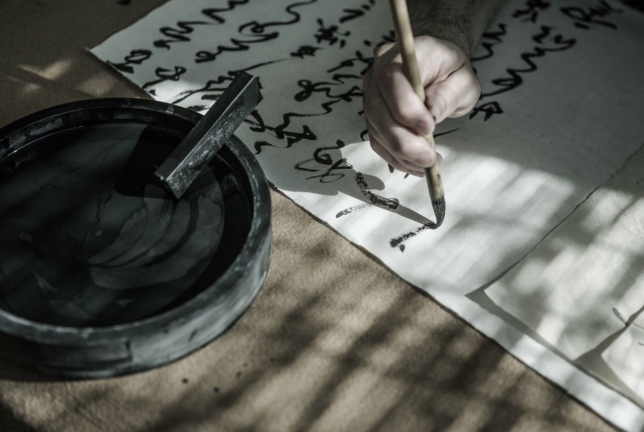 CLOSE-UP OF PEN ON TABLE