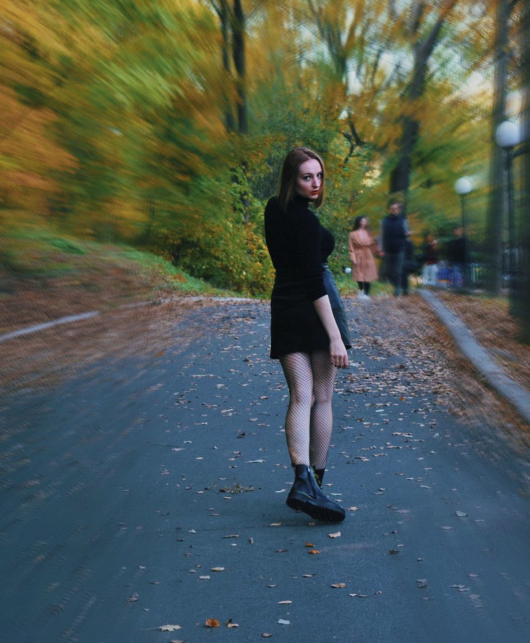 FULL LENGTH PORTRAIT OF YOUNG WOMAN IN ROAD