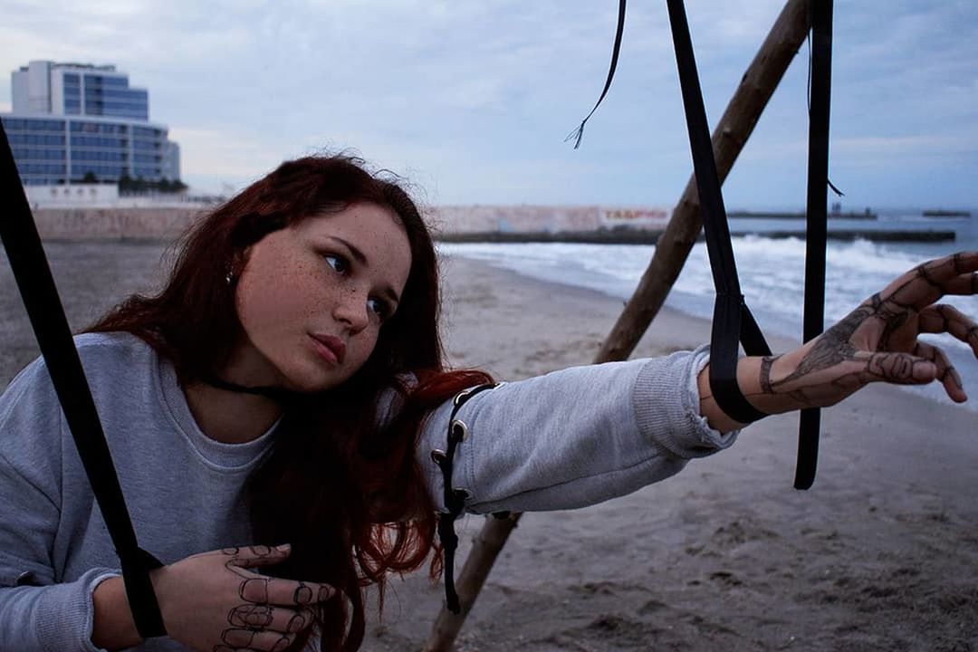 one person, real people, lifestyles, leisure activity, water, front view, portrait, casual clothing, young adult, nature, beach, young women, focus on foreground, sea, sitting, day, sky, outdoors, contemplation, beautiful woman