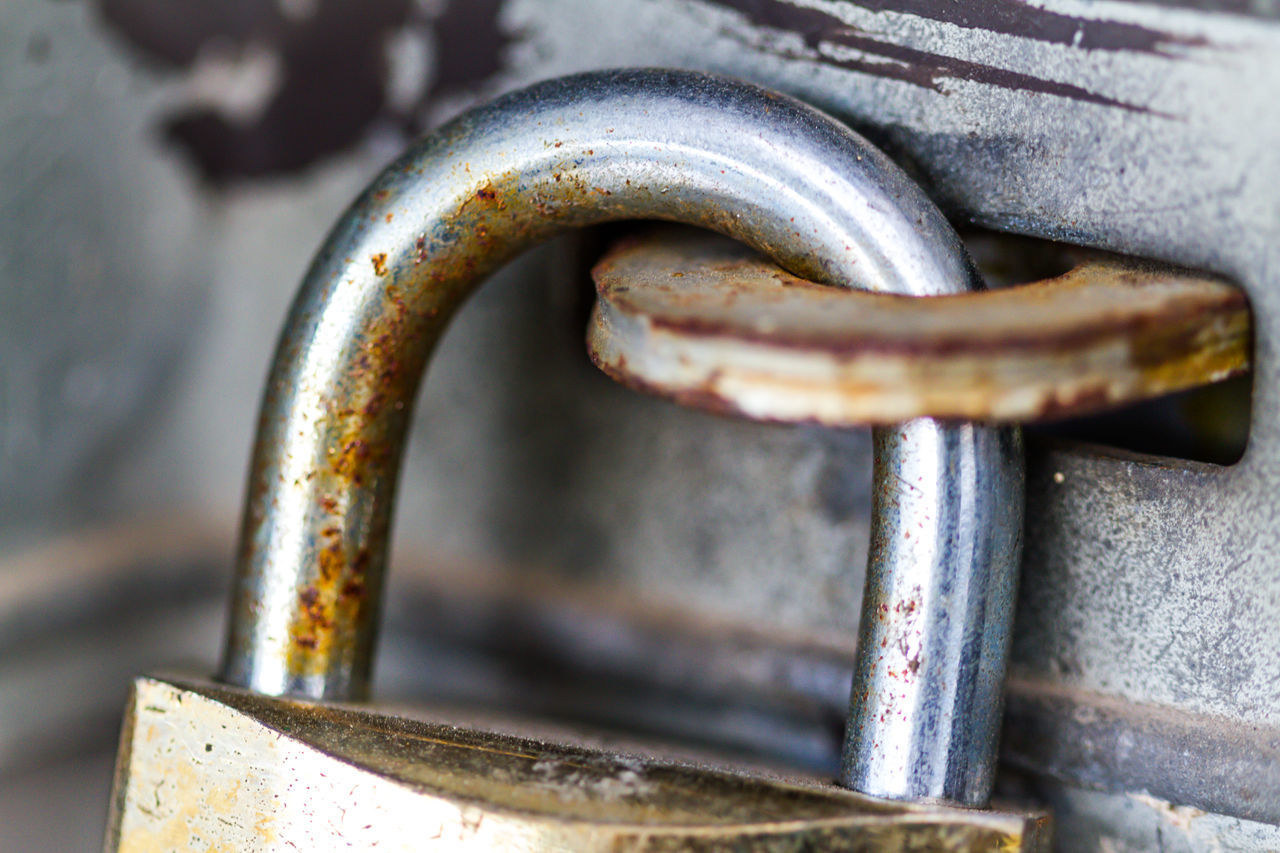 CLOSE-UP OF PADLOCK ON CHAIN