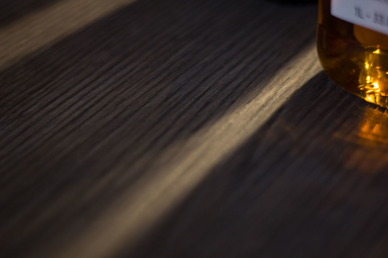 HIGH ANGLE VIEW OF GLASS ON TABLE