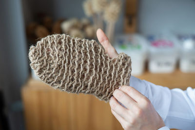 Cropped hand of woman holding seashell