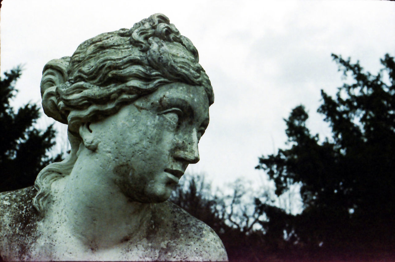 LOW ANGLE VIEW OF ANGEL STATUE AGAINST SKY