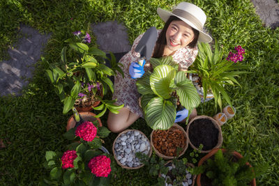 Portrait of smiling young woman with flowers in park