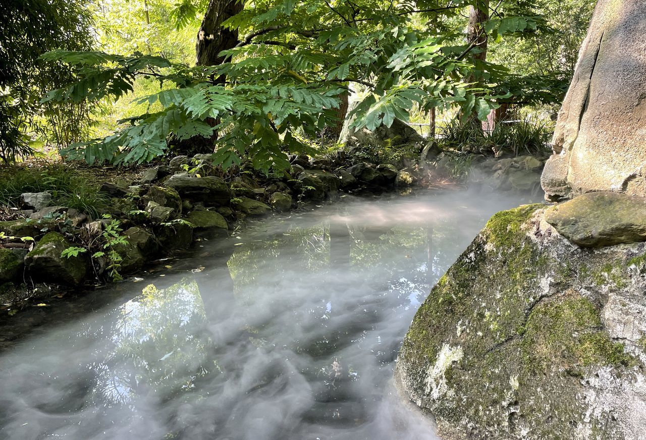 SCENIC VIEW OF STREAM FLOWING THROUGH ROCKS