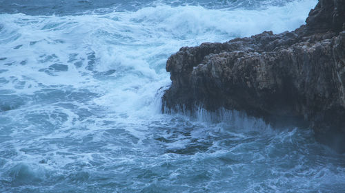 Waves breaking on rocks