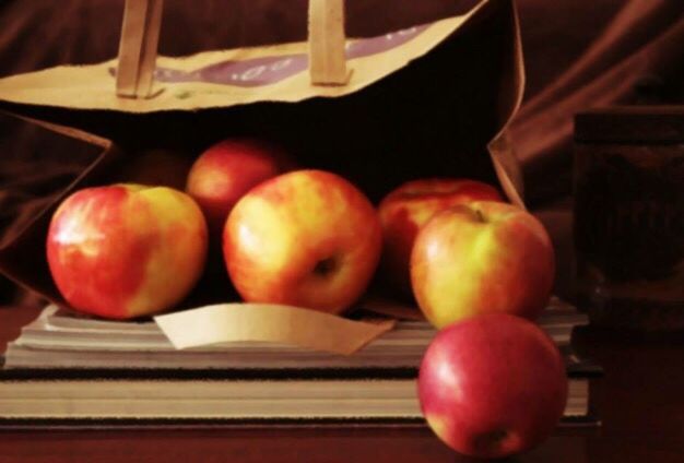 CLOSE-UP OF APPLES IN MARKET