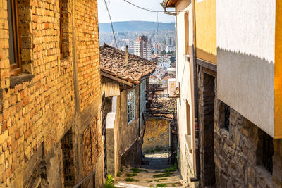 Traditional bulgarian architecture in the old medieval town area, veliko tarnovo city, bulgaria