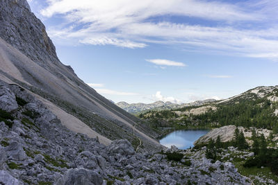 Beautiful triglav lake valley in triglav national park in slovenian julian alps.