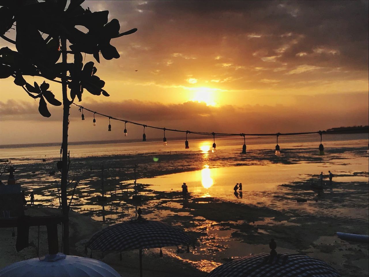 SCENIC VIEW OF SEA AGAINST SUNSET SKY