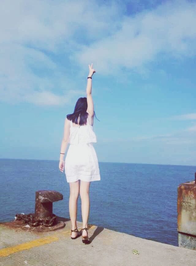 sea, full length, horizon over water, rear view, water, sky, standing, casual clothing, beach, lifestyles, leisure activity, shore, person, nature, tranquil scene, tranquility, beauty in nature, scenics