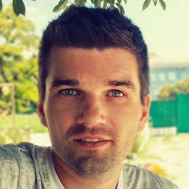 portrait, looking at camera, headshot, focus on foreground, person, close-up, lifestyles, young men, young adult, leisure activity, front view, human face, head and shoulders, smiling, handsome, mid adult, stubble