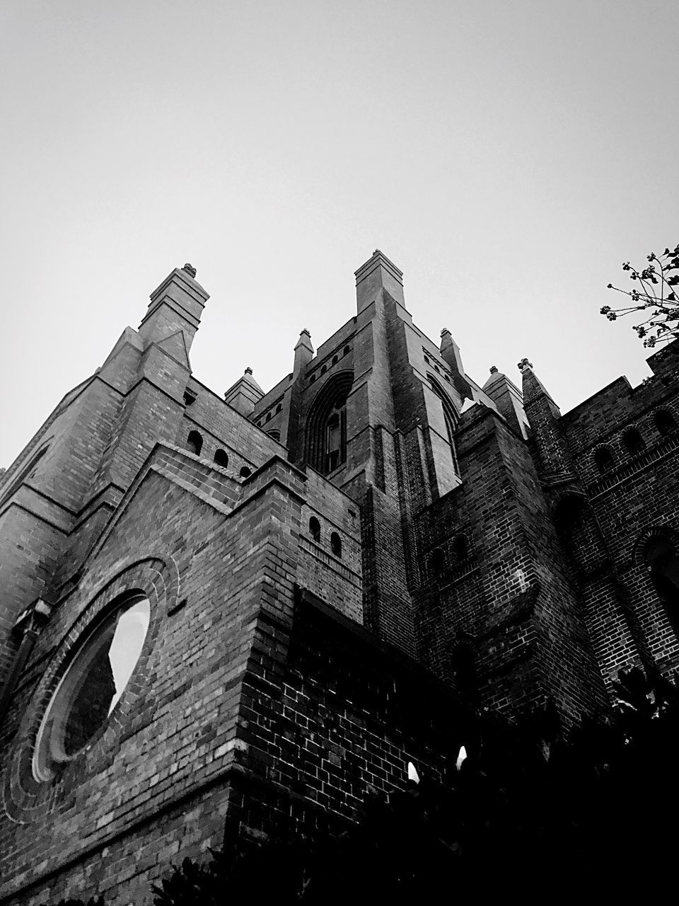 LOW ANGLE VIEW OF HISTORIC BUILDING AGAINST SKY