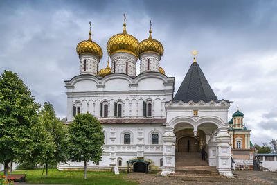 Trinity cathedral in ipatiev monastery in kostroma, russia