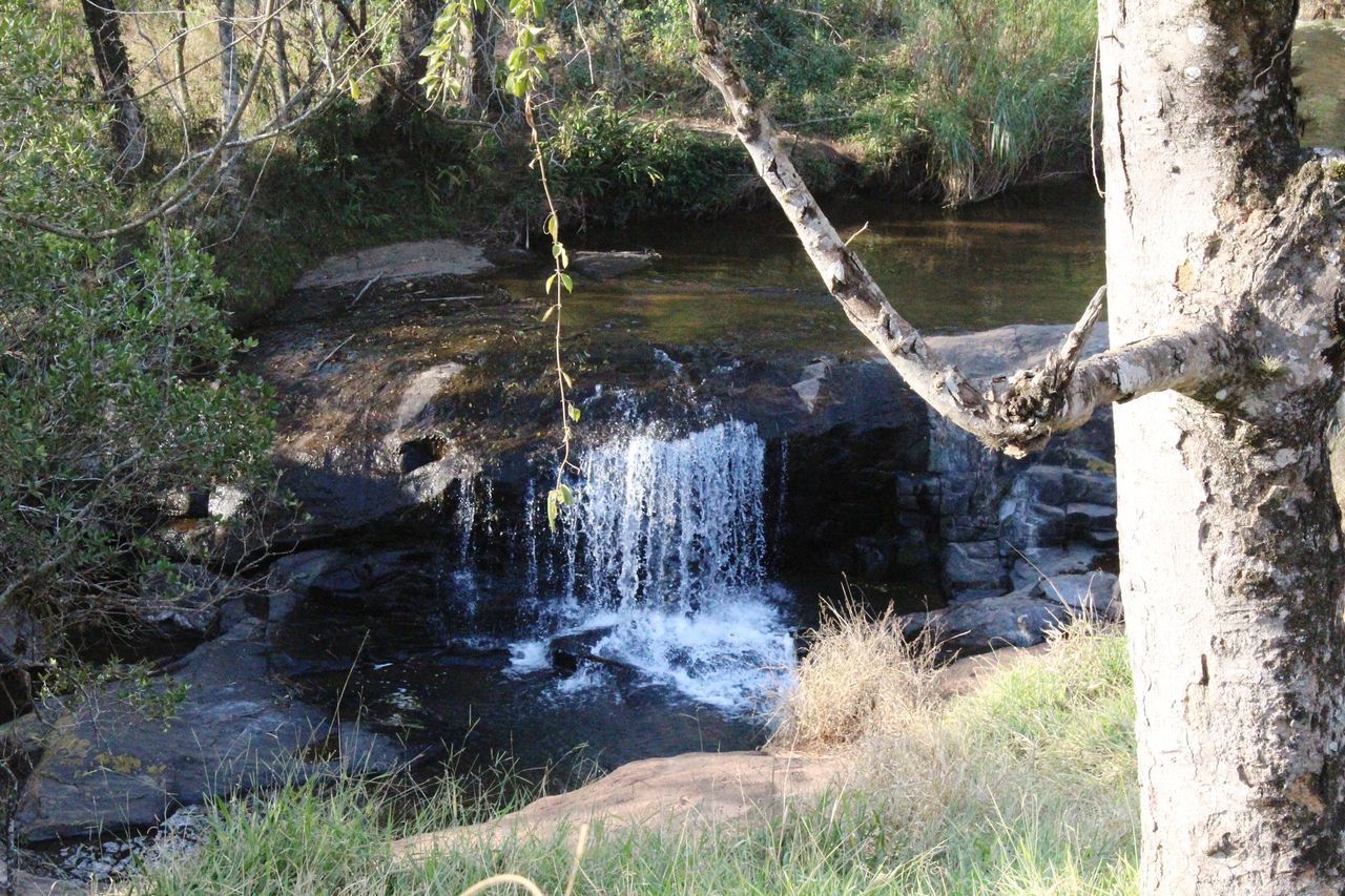 VIEW OF WATER FLOWING THROUGH ROCKS