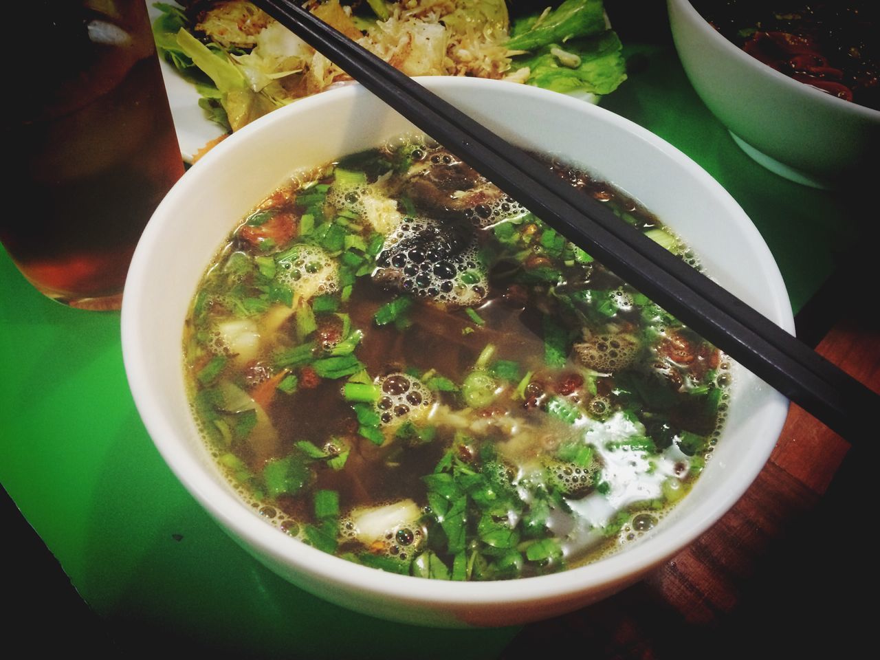 HIGH ANGLE VIEW OF SOUP IN BOWL