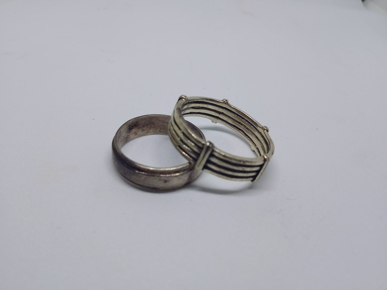 CLOSE-UP OF WEDDING RINGS