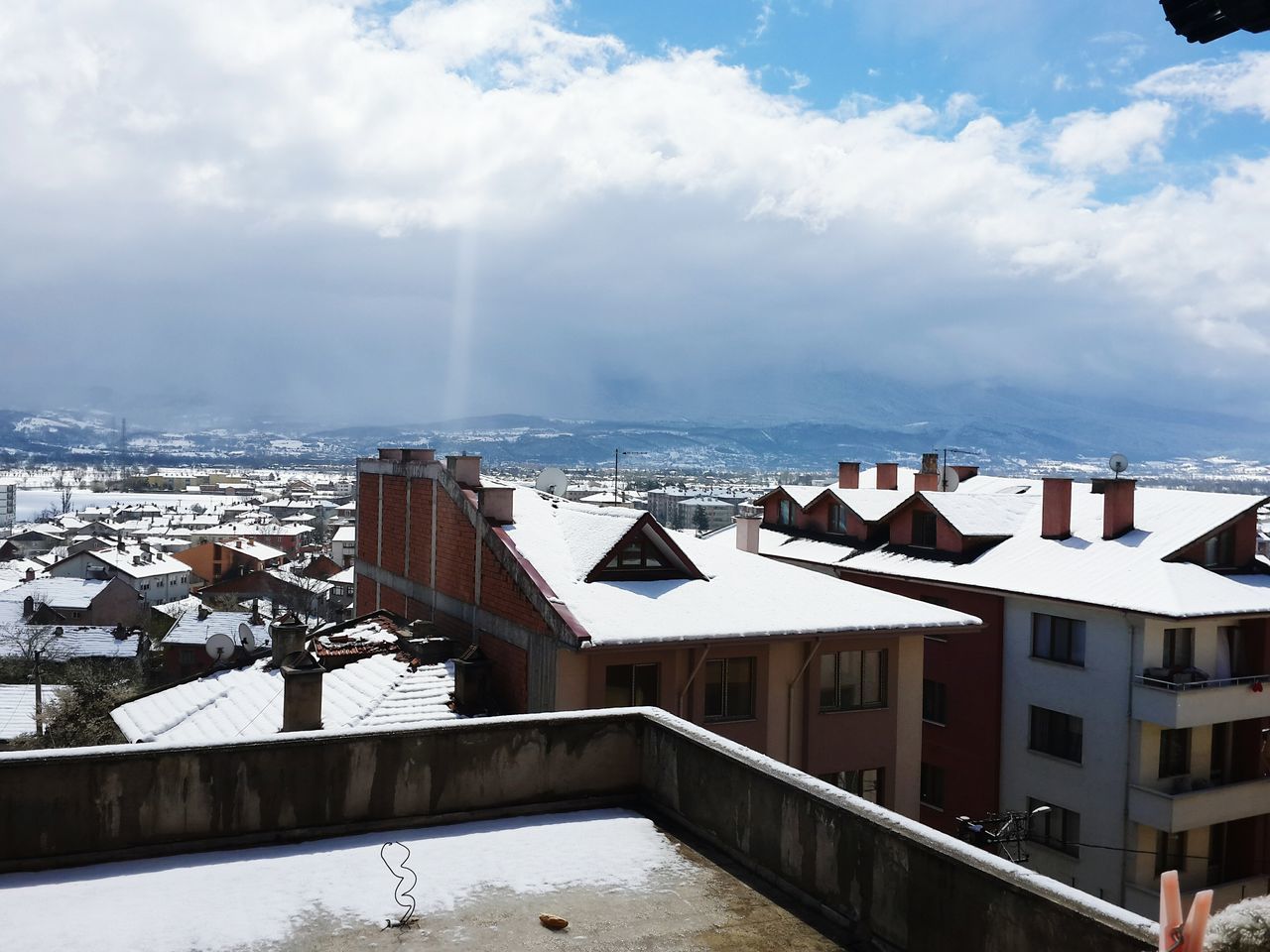 architecture, building exterior, built structure, sky, cloud - sky, city, residential structure, cloudy, cityscape, residential building, residential district, roof, cloud, high angle view, house, crowded, water, weather, day, outdoors