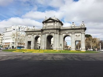 Puerta de alcala against sky