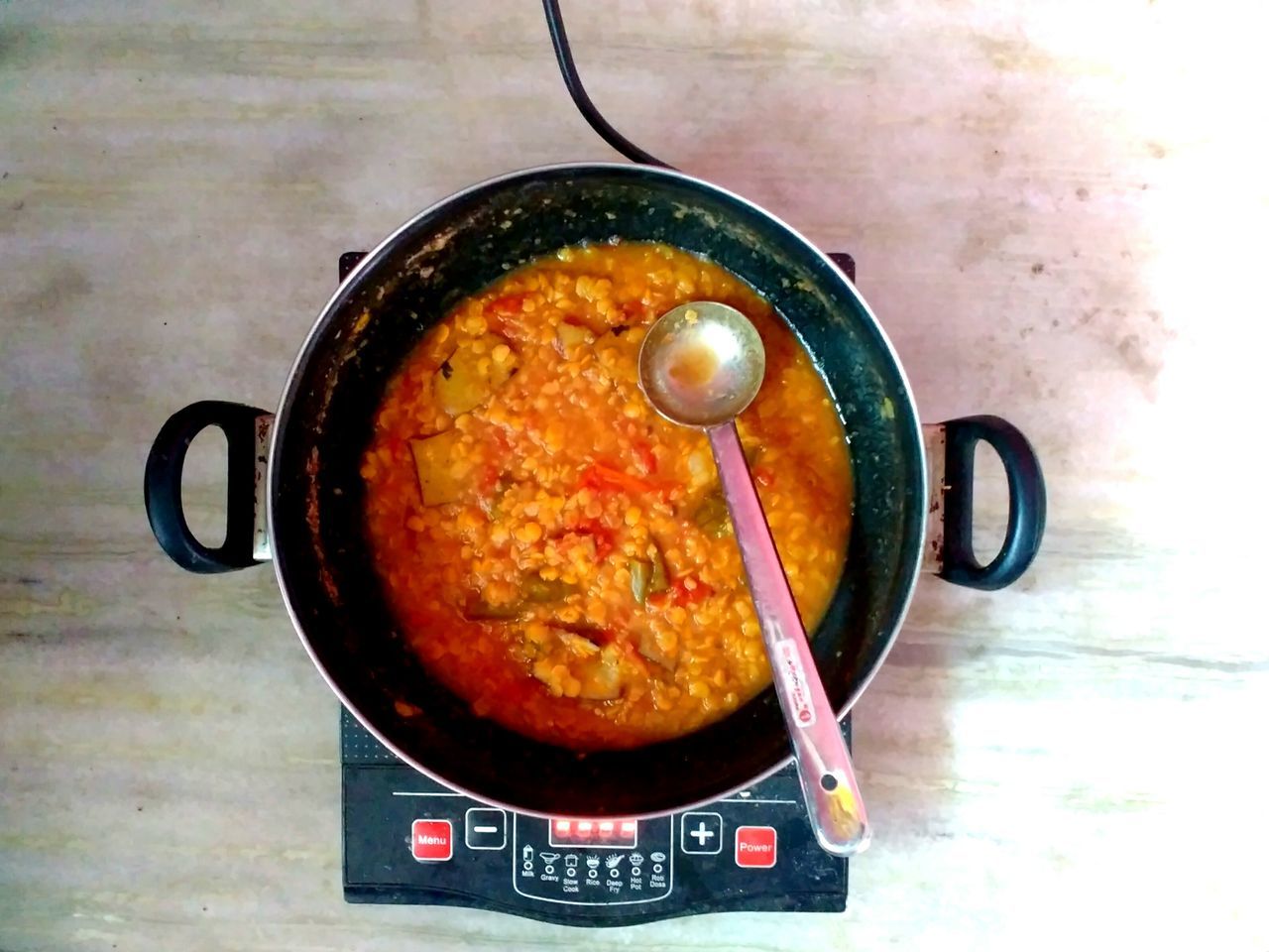 HIGH ANGLE VIEW OF SOUP IN BOWL